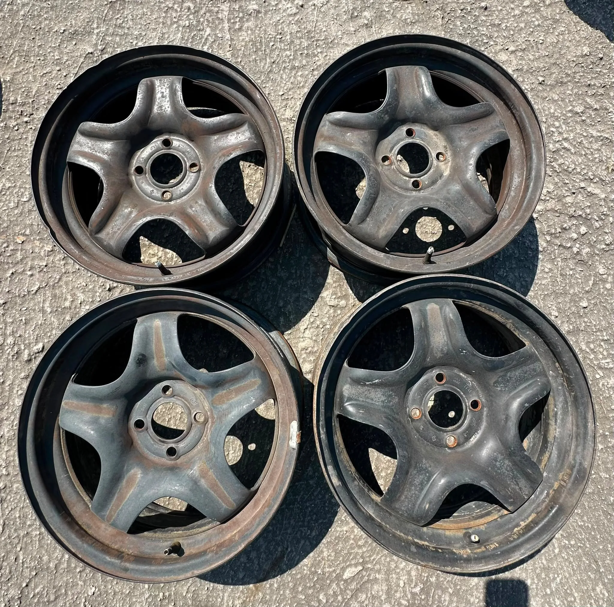 4x100 16 İNÇ J6.5 ET44 ORJİNAL RENAULT DEMİR JANT TAKIMI