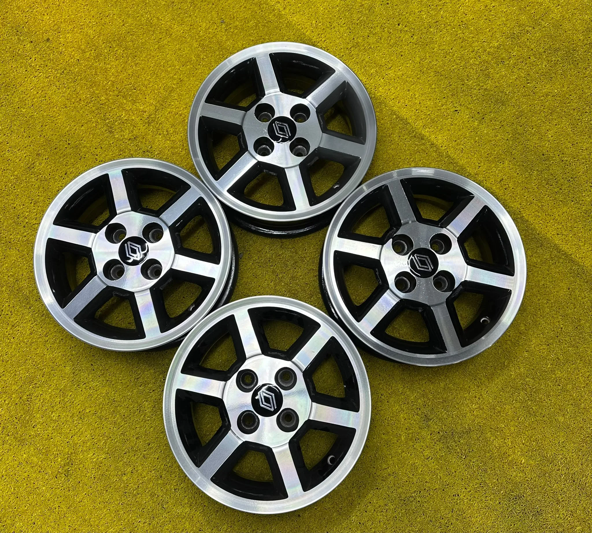 4x100 13 İNÇ J5.5 ET35 RENAULT JANT TAKIMI