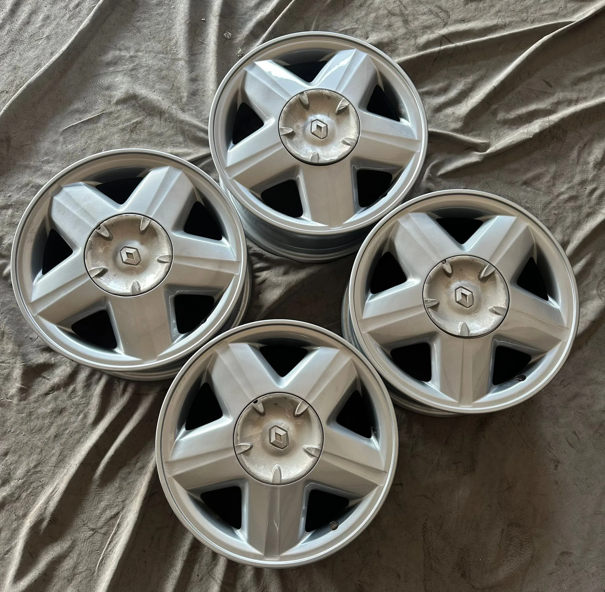 4x100 15 İNÇ J6.5 ET37 RENAULT JANT TAKIMI (KİRAZLIK 600 )