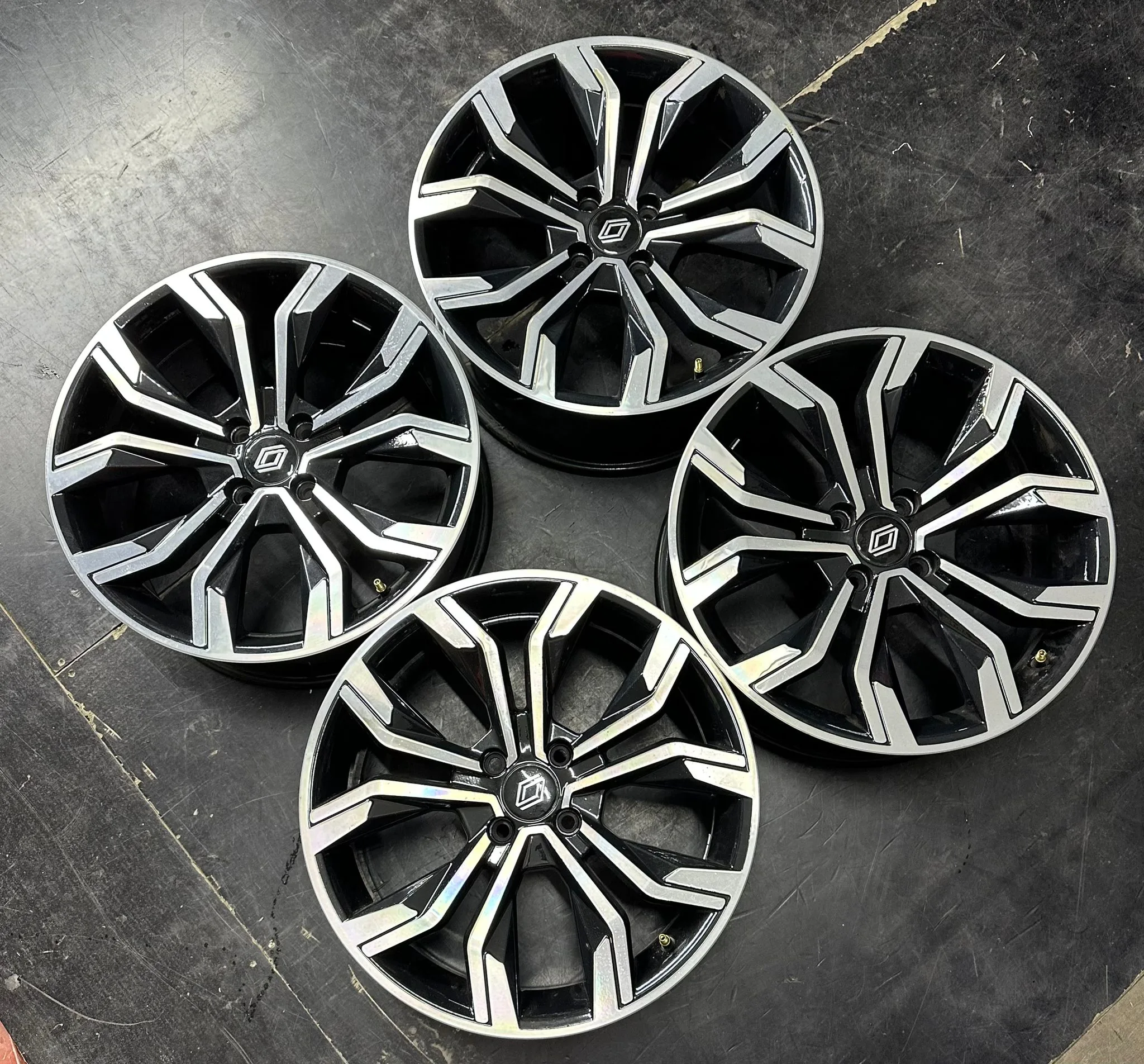 4x100 17 İNÇ J7.5 ET40 RENAULT İCON JANT TAKIMI