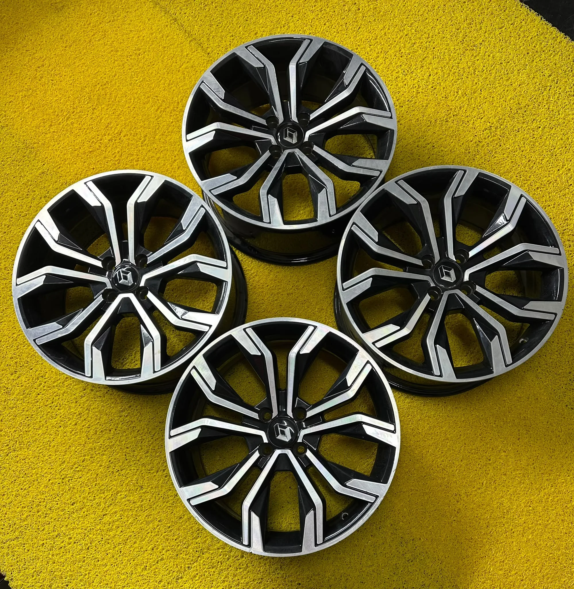 4x100 17 İNÇ J7.5 ET40 RENAULT İCON JANT TAKIMI