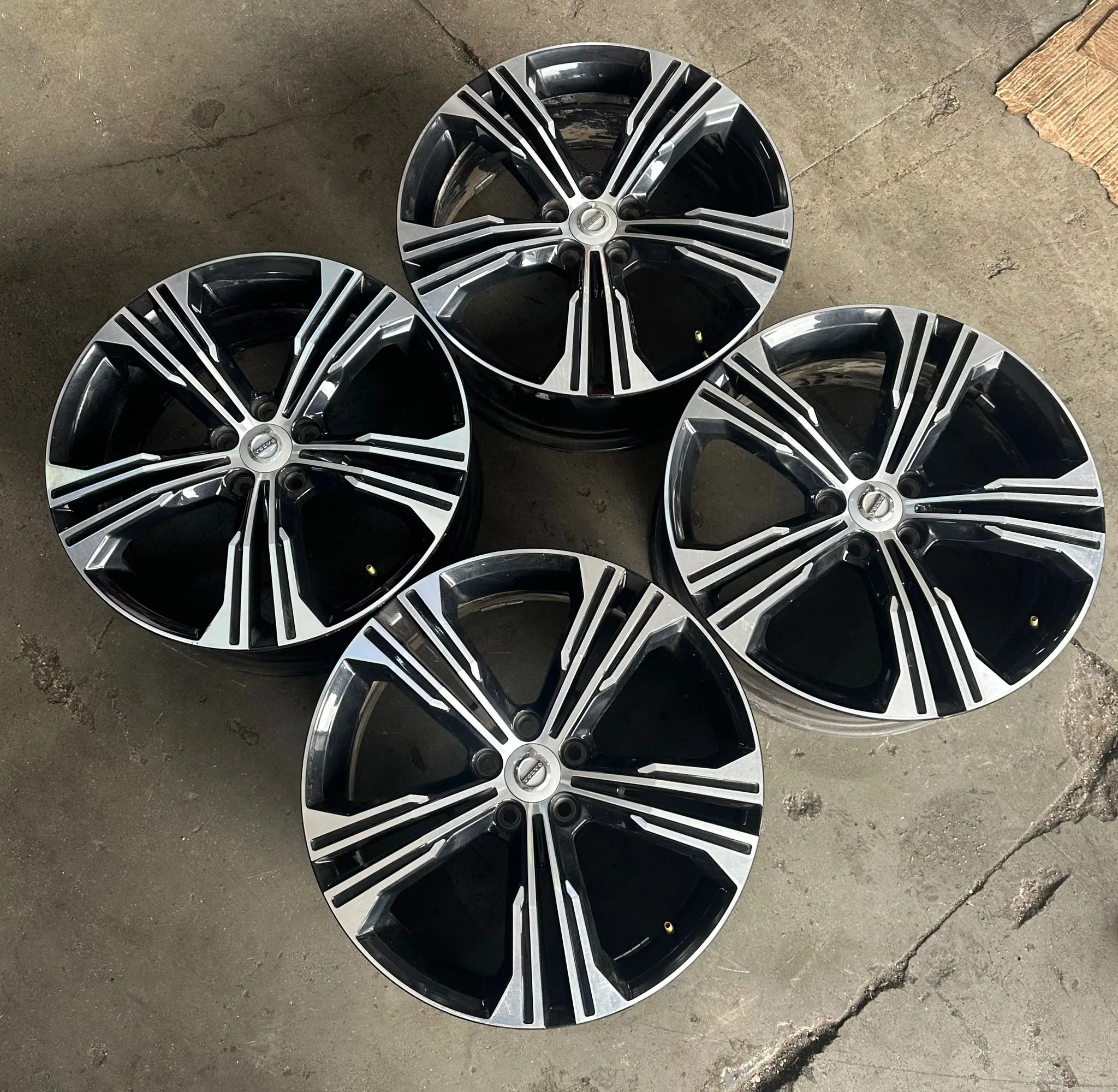 5x108 19 İNÇ J7.5 ET50 ORJİNAL VOLVO XC40 JANT TAKIMI (K6)