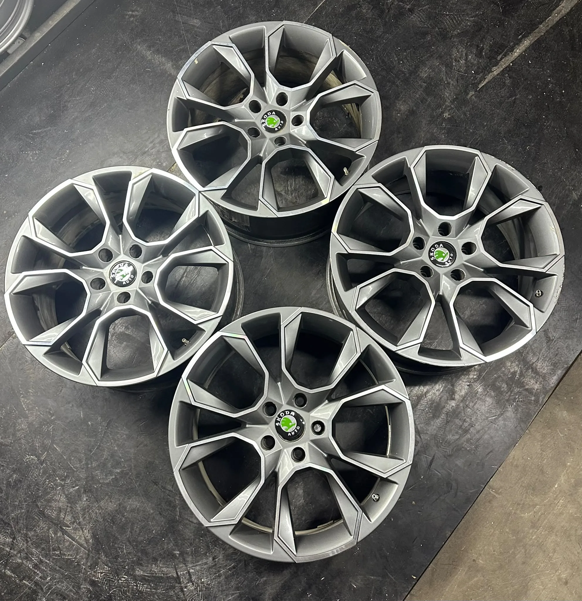 5x112 18 İNÇ J8 ET35 SKODA VOLKSWAGEN UYUMLU JANT TAKIMI