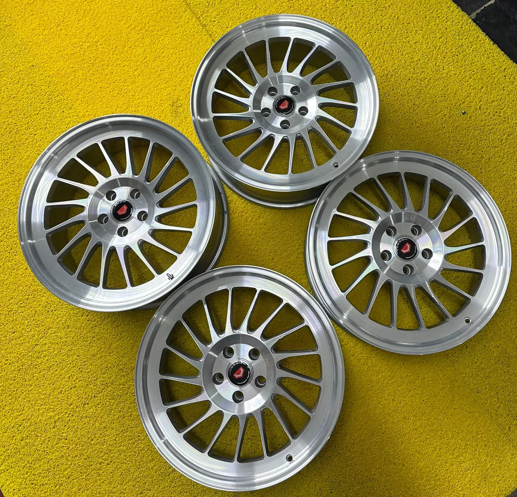 5x114.3 19 İNÇ J8.5-10 ET35-30 VOSSEN JANT TAKIMI